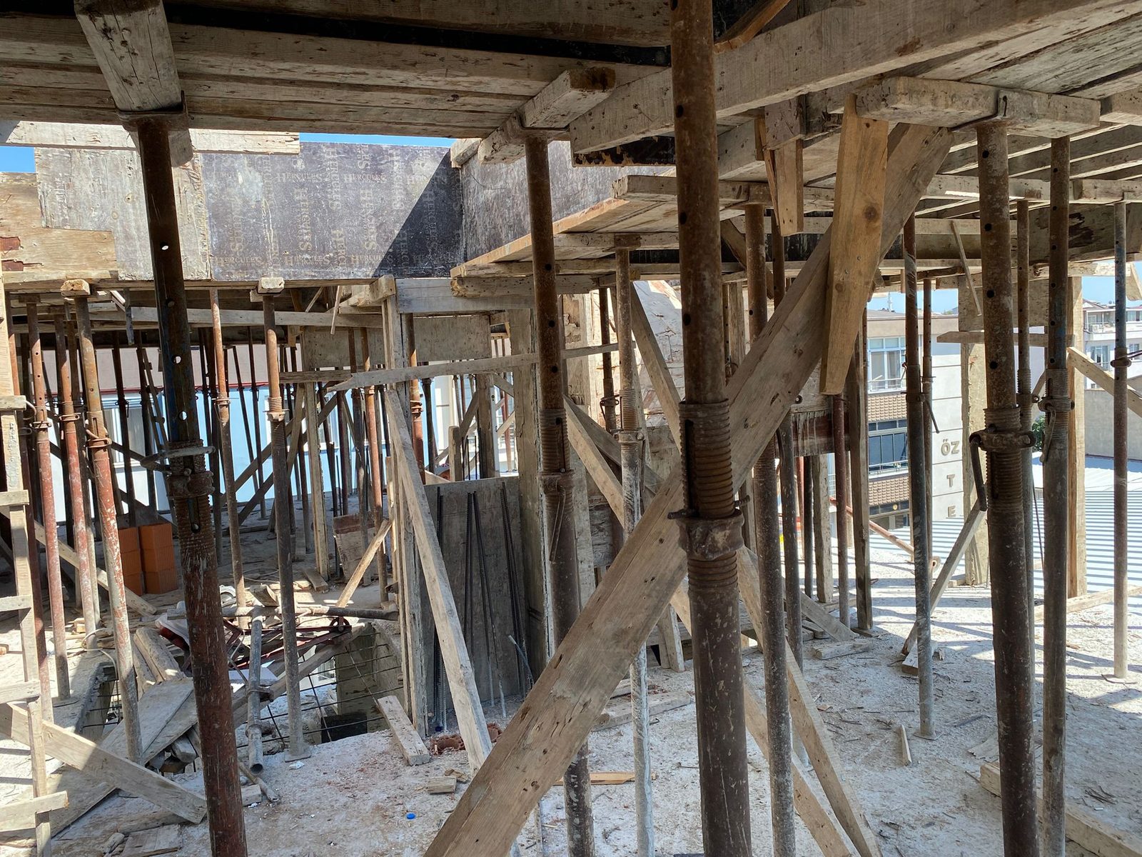 1+1 Dubleks Daireler projesi — kalıp ve iskele aşaması, betonarme kaba inşaat, Bandırma