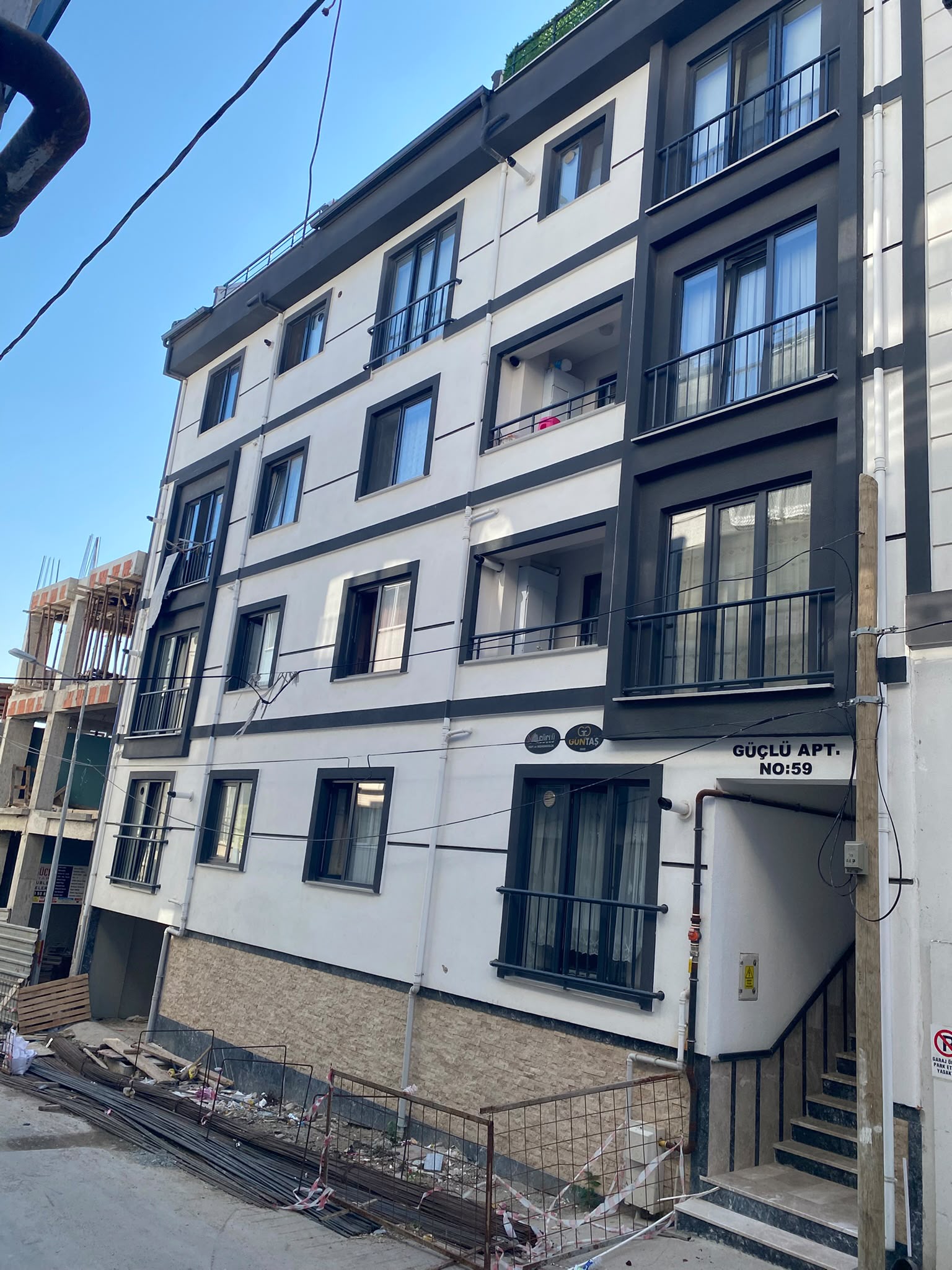 Güçlü Apartmanı — tamamlanmış modern konut cephesi ve giriş, Bandırma