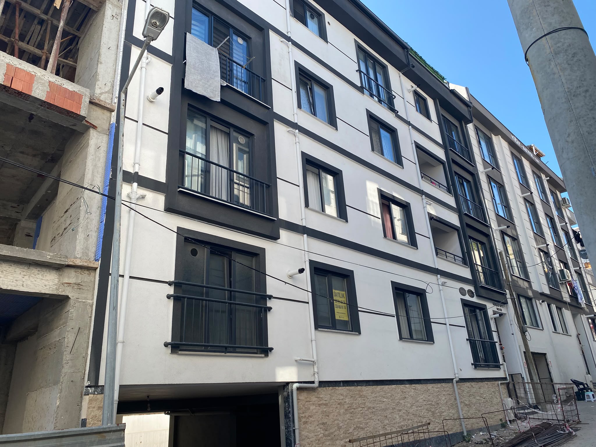 Güçlü Yapı — Bandırma'da tamamlanmış modern konut projesi cephesi